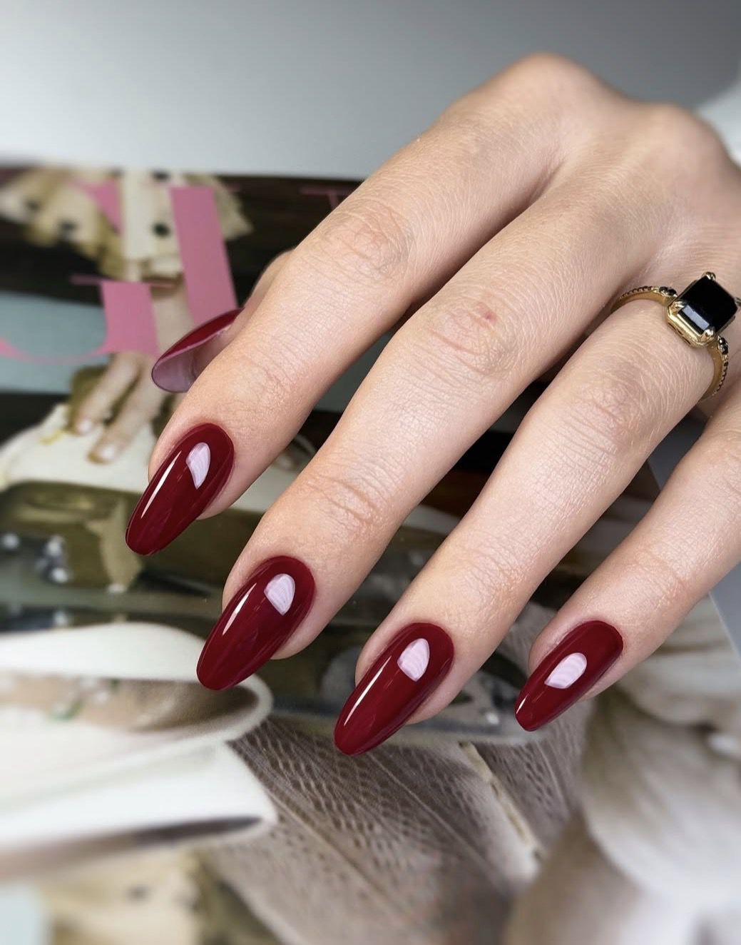 Манікюр на Новий рік 2026: головні кольори та ідеї сезону. Від яскраво-червоного до холодного зеленого — колір манікюру 2026 року втілює енергію та стриману елегантність прийдешнього року.