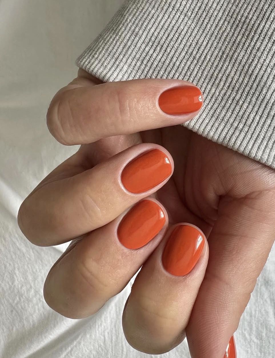 Манікюр на Новий рік 2026: головні кольори та ідеї сезону. Від яскраво-червоного до холодного зеленого — колір манікюру 2026 року втілює енергію та стриману елегантність прийдешнього року.