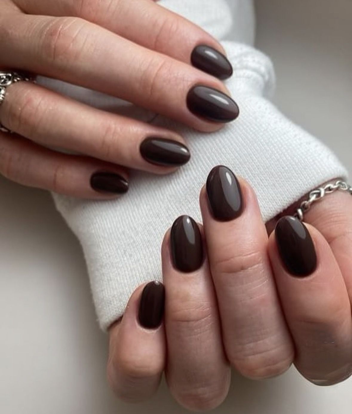 Манікюр на Новий рік 2026: головні кольори та ідеї сезону. Від яскраво-червоного до холодного зеленого — колір манікюру 2026 року втілює енергію та стриману елегантність прийдешнього року.