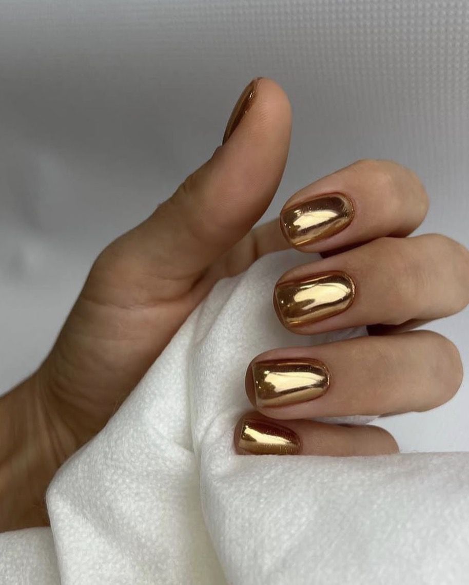 Манікюр на Новий рік 2026: головні кольори та ідеї сезону. Від яскраво-червоного до холодного зеленого — колір манікюру 2026 року втілює енергію та стриману елегантність прийдешнього року.