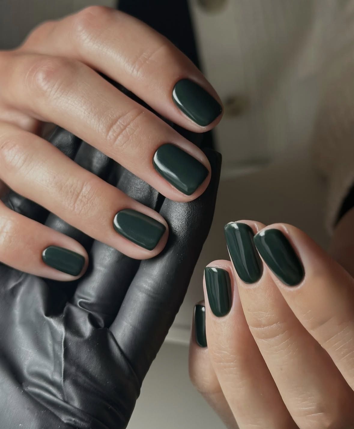 Манікюр на Новий рік 2026: головні кольори та ідеї сезону. Від яскраво-червоного до холодного зеленого — колір манікюру 2026 року втілює енергію та стриману елегантність прийдешнього року.