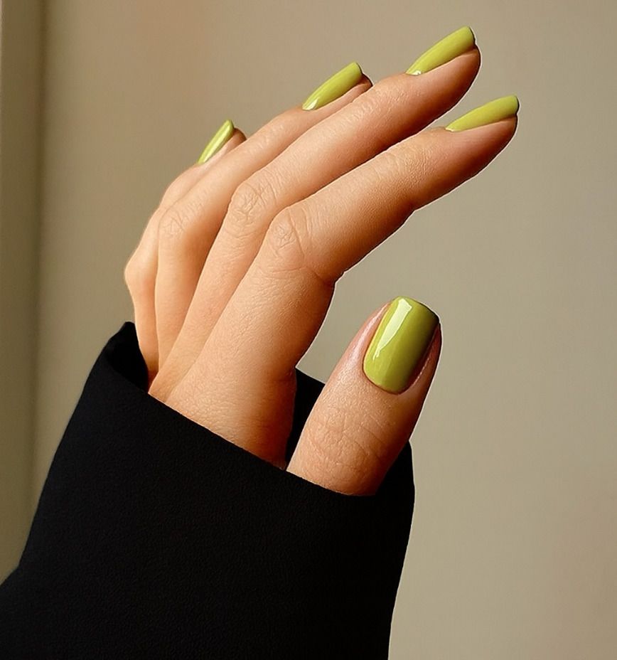 Манікюр на Новий рік 2026: головні кольори та ідеї сезону. Від яскраво-червоного до холодного зеленого — колір манікюру 2026 року втілює енергію та стриману елегантність прийдешнього року.