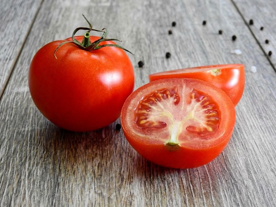 Звідки в помідорах беруться волокнисті білі прожилки і чим вони насправді небезпечні. Що це за прожилки?