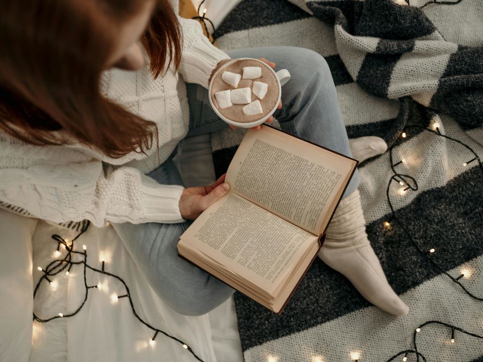 Ідеальне зимове читання: 5 атмосферних книг, які варто прочитати. Грудень набирає обертів, а це означає, що настає пора читати зимові книги, наповнені особливою атмосферою.