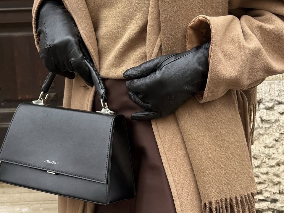 Сумки і зима: які моделі дружать з пуховиком і дублянкою. Коли літні сукні змінюються на об'ємні пуховики, а легкі пальта — на затишні дублянки, правила гри для аксесуарів теж змінюються.