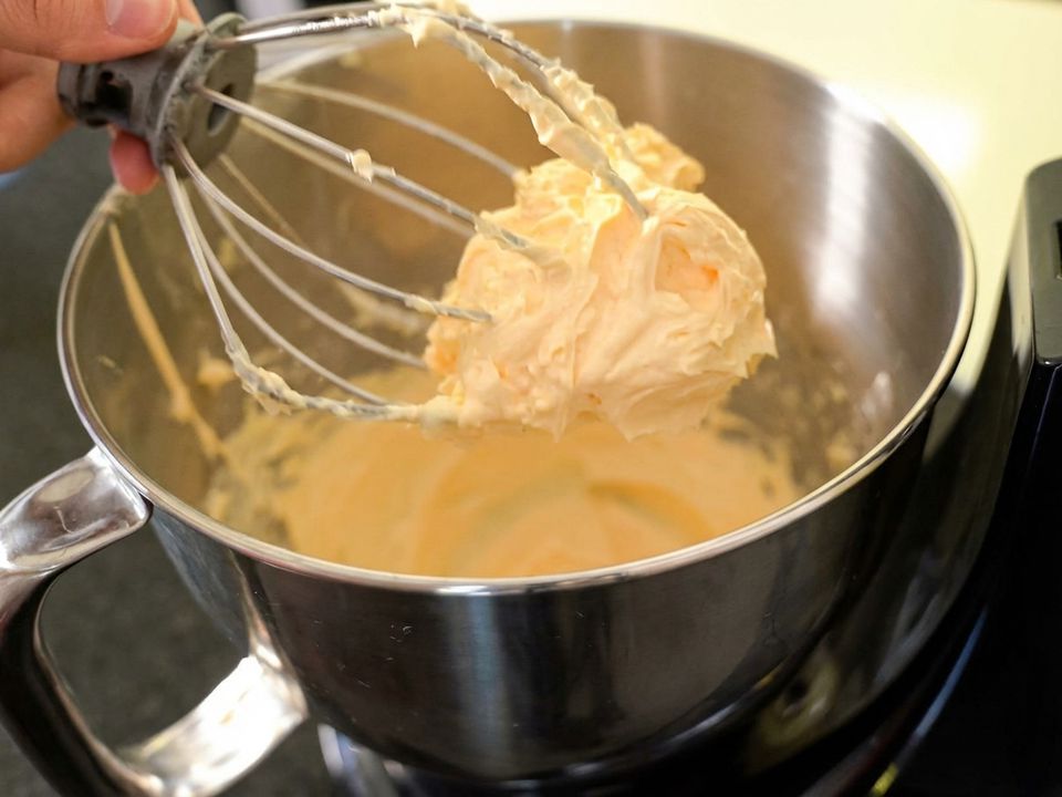 Я теж не знала, що робити з масою жовтків, що залишилися після безе та бісквітів, поки не дізналася класний рецепт крему. Хто часто готує тортики, мене обов'язково зрозуміє!