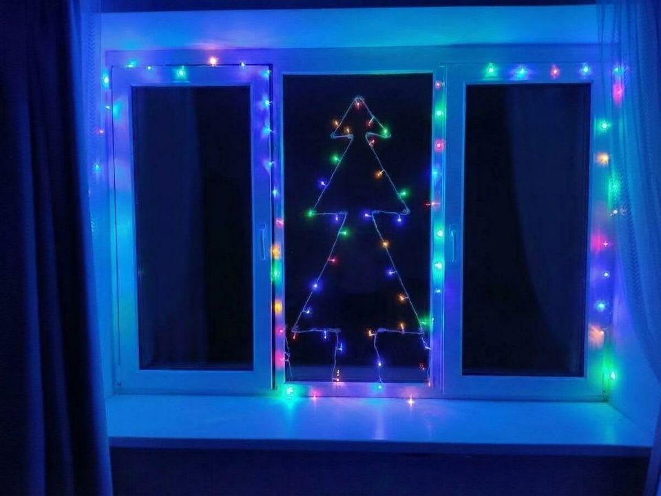 Прикрасив вікно гірляндами сучасним способом — тепер робитиму так завжди. Розповідаю що для цього потрібно.