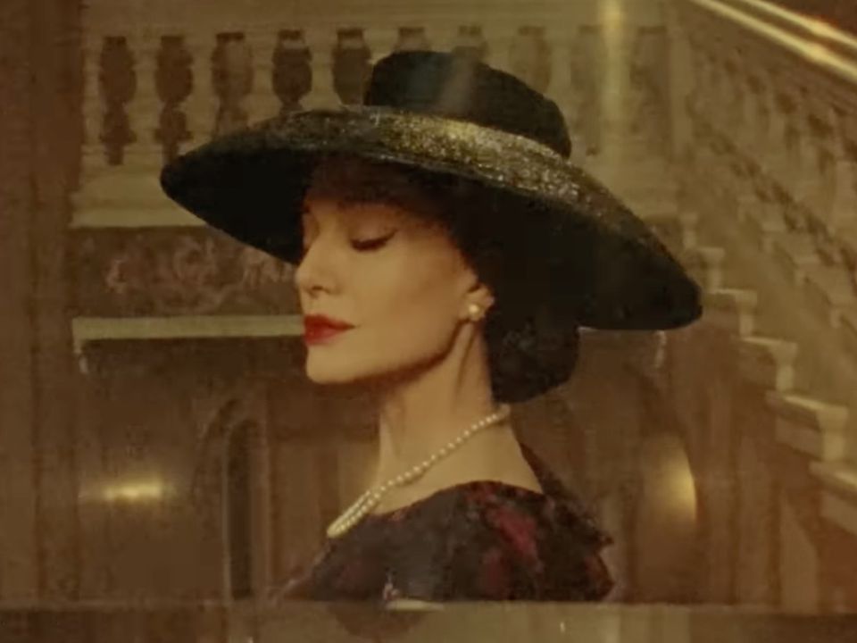 Післясмак від перегляду біографічної драми «Марія» з Анджеліною Джолі в головній ролі. Рецензія на фільм.