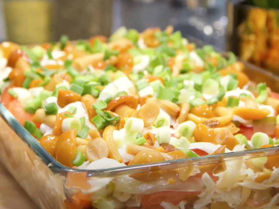 Салат для святкового столу для тих, кому набридло Олів'є. Нескладний набір продуктів для салату, простота у приготуванні, чудовий смак — що ще потрібно для святкового столу?