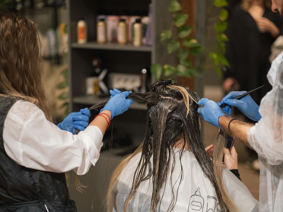 Як звести необхідність в фарбуванні до мінімуму: 6 чудових способів. Сучасна колористика дозволяє брюнеткам і шатенкам значно рідше проводити корекцію, якщо колір у коренів наближений до натурального.