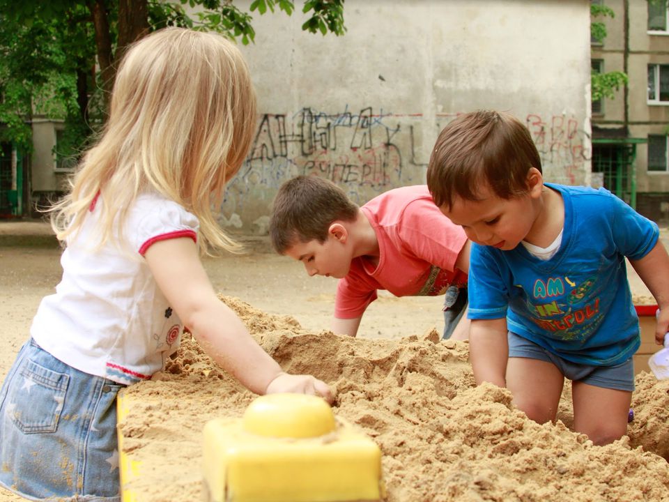 Чи маю я право зробити зауваження іншим дітям на дитячому майданчику. Коли сини були маленькі я переживала, тому що мені здавалося, що я єдина на дитячому майданчику відкривала рот, коли виникала конфліктна ситуація між дітьми.