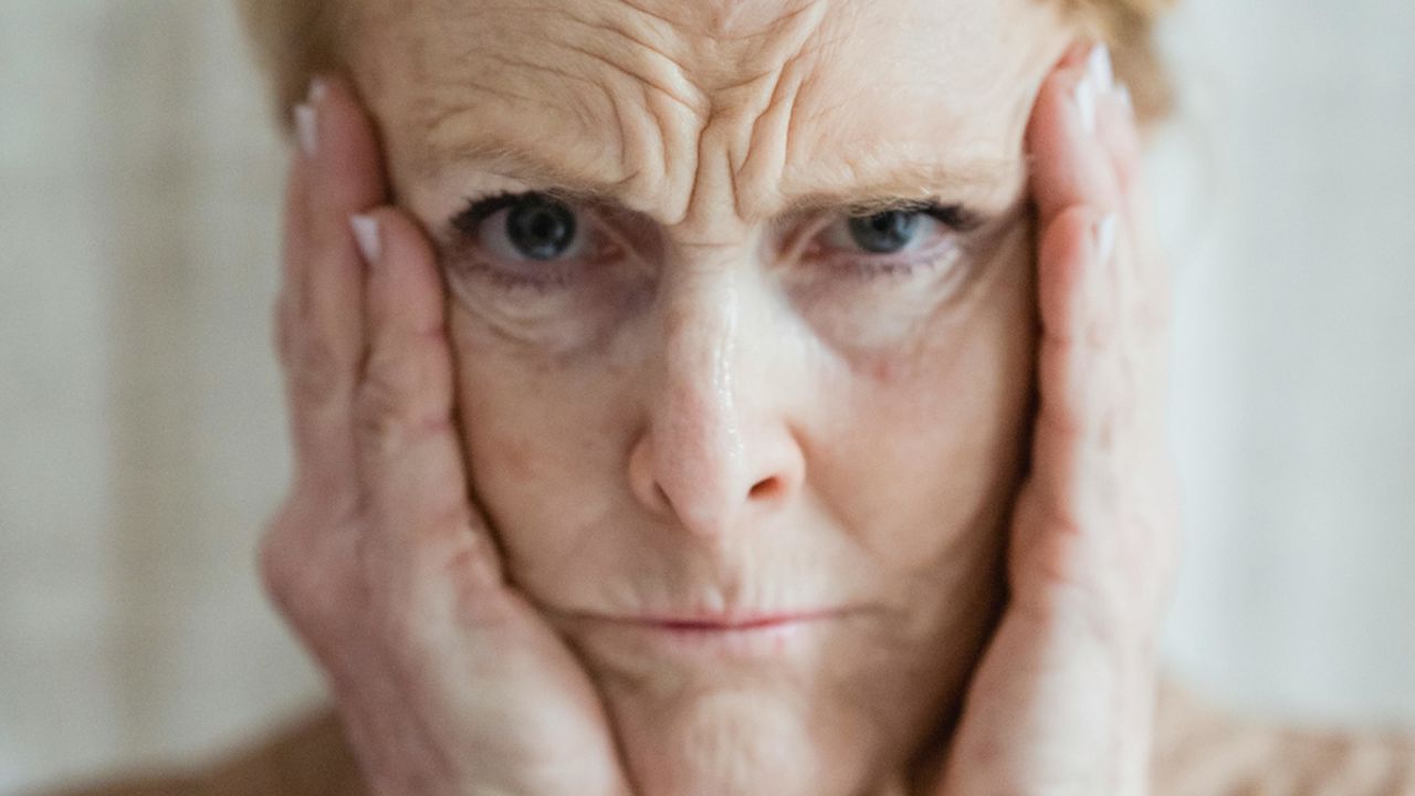 5 помилок у зимовому догляді, через які шкіра старіє швидше. Розбираємося, що саме руйнує захисний бар'єр у холодну пору року і як це виправити, щоб шкіра залишалася свіжою та пружною весь сезон.