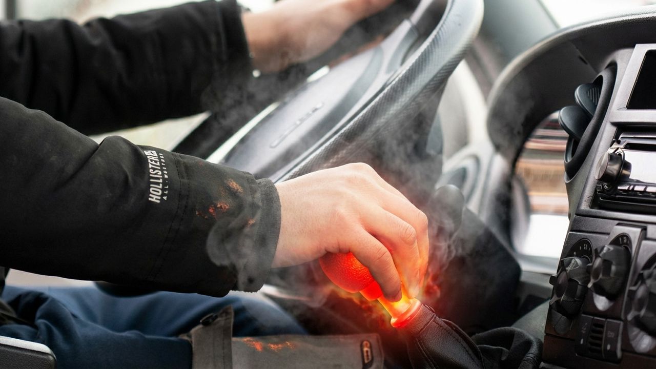 "Усе життя за кермом — і не знати елементарного": 5 помилок при експлуатації авто з механічною коробкою. Вони вбивають вашу коробку.