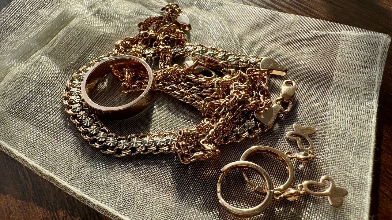 Ваші прикраси знову засяють: 3 домашні методи очищення для виробів з золота. Всі знають, що ювелірні вироби, в тому числі й із золота, з часом тьмяніють і забруднюються.