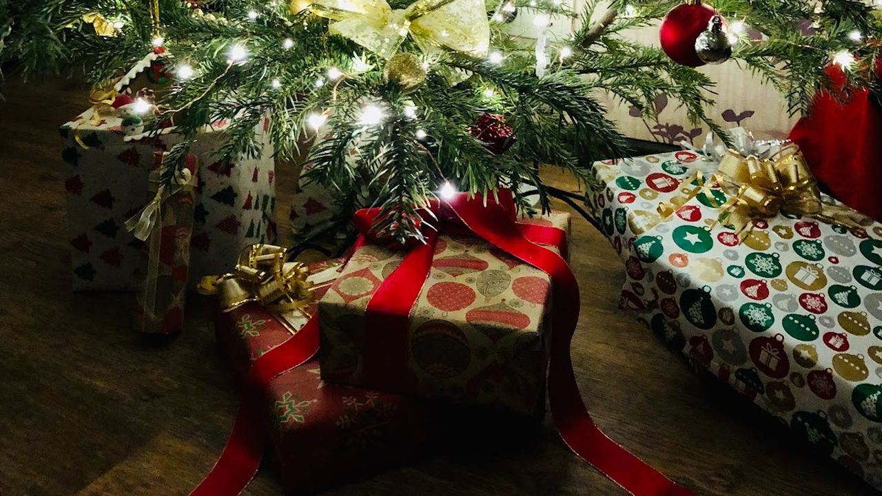 Ну навіщо це дарувати? Реальні історії про найневдаліші новорічні подарунки. Ось правда — кожен Новий рік хтось примудряється вручити такий подарунок, що хочеться або засміятися, або заплакати, або просто удати, що тебе немає вдома.