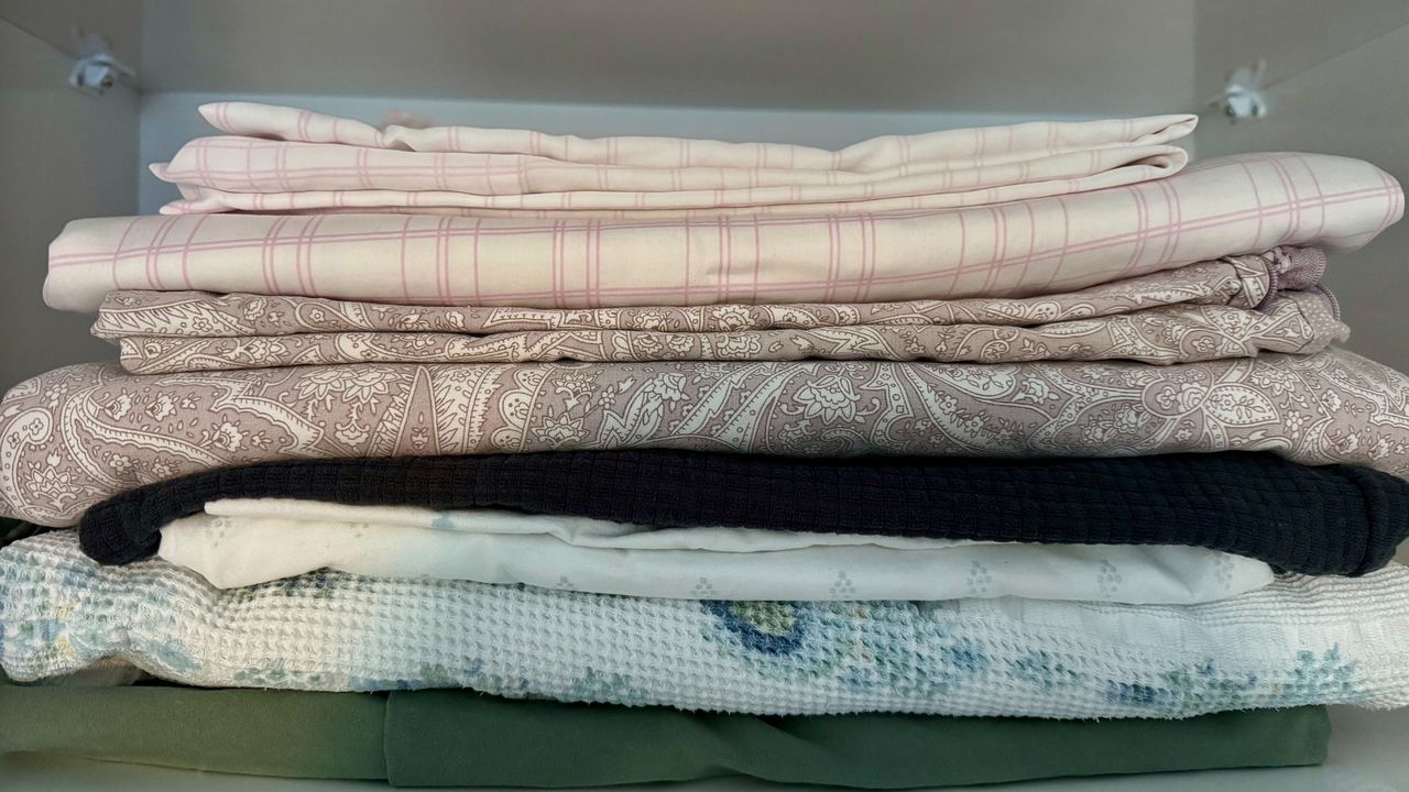 Стопка постільної білизни з різних матеріалів: сатину, бавовни, трикотажу, бязі. Вибір якісної тканини для довговічних комплектів, які виглядають дорого.
