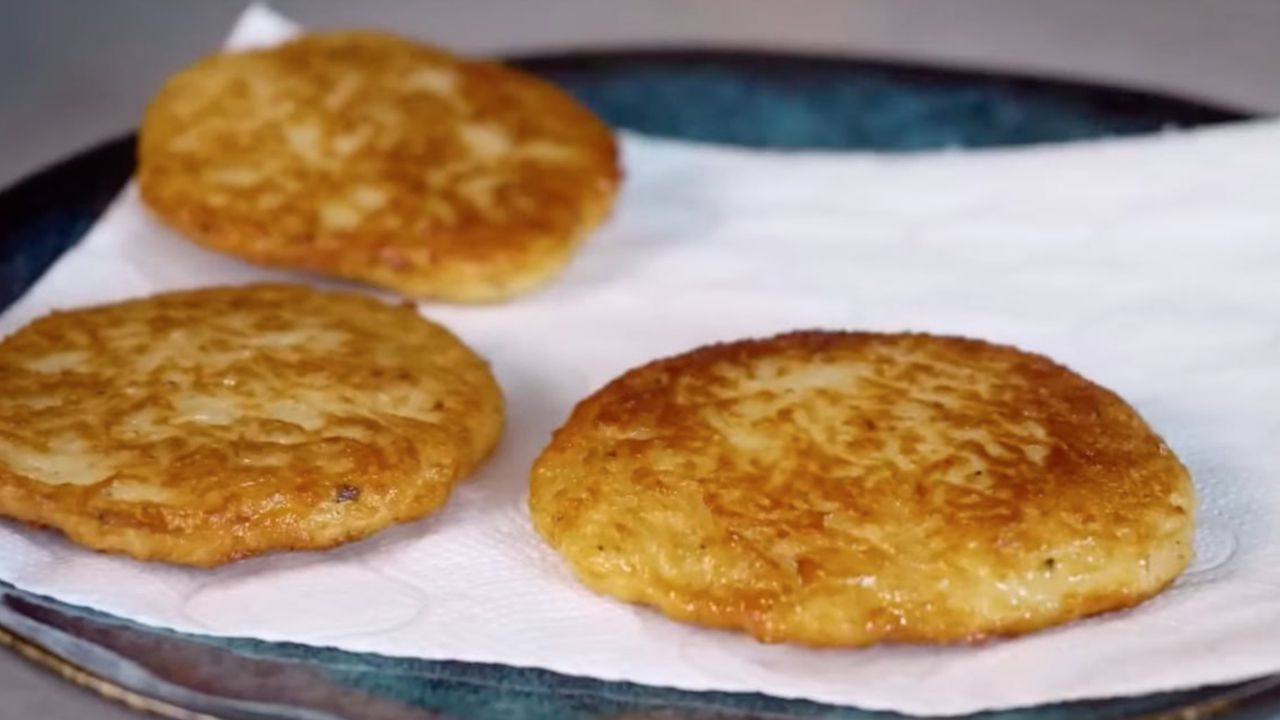 Жорсткі, сухі, гумові, синіють: 3 помилки у приготуванні дерунів. І чому сирі всередині, розвалюються та пригоряють.