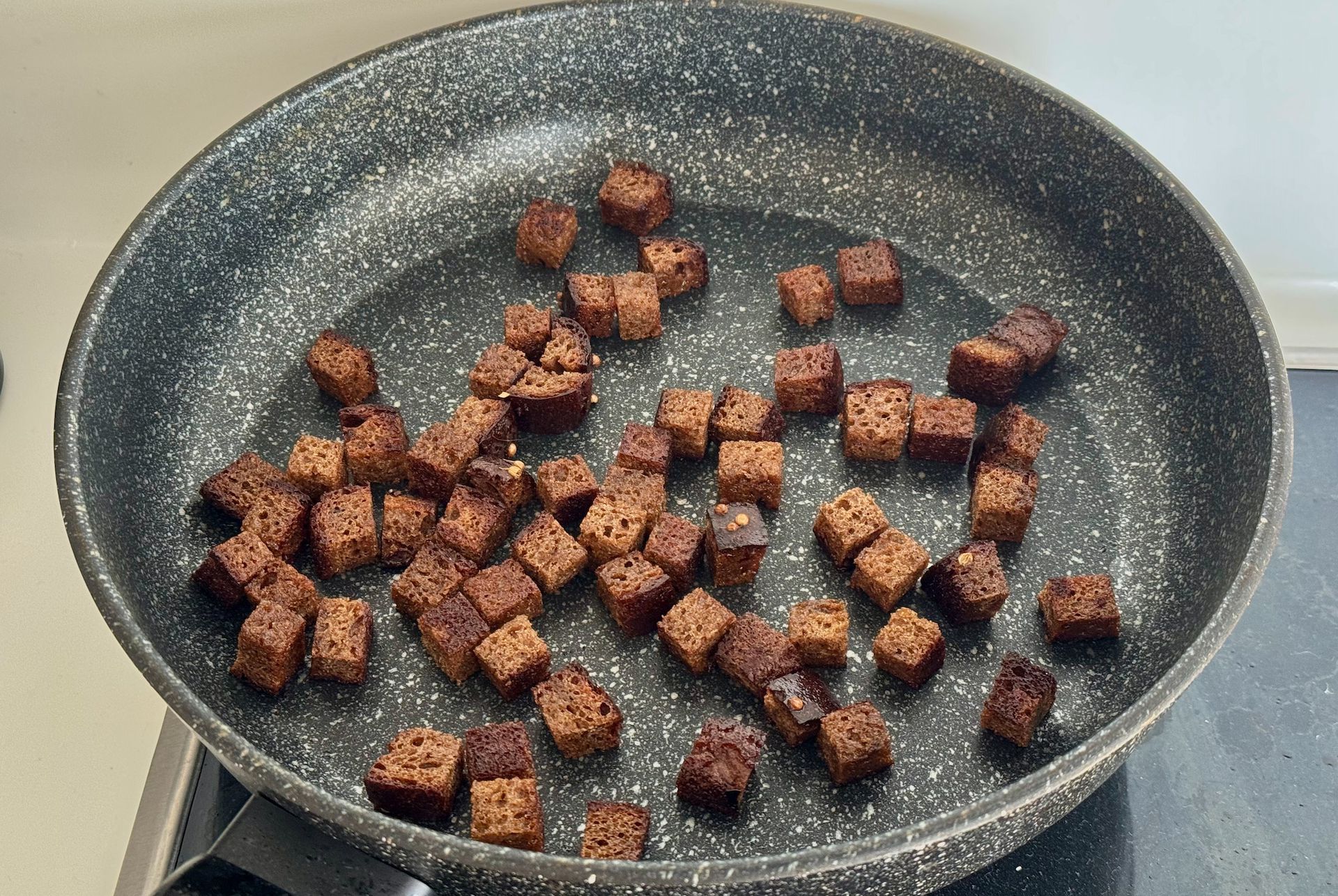 Сухарики з Бородинського хліба, підсмажені на сковороді для салату