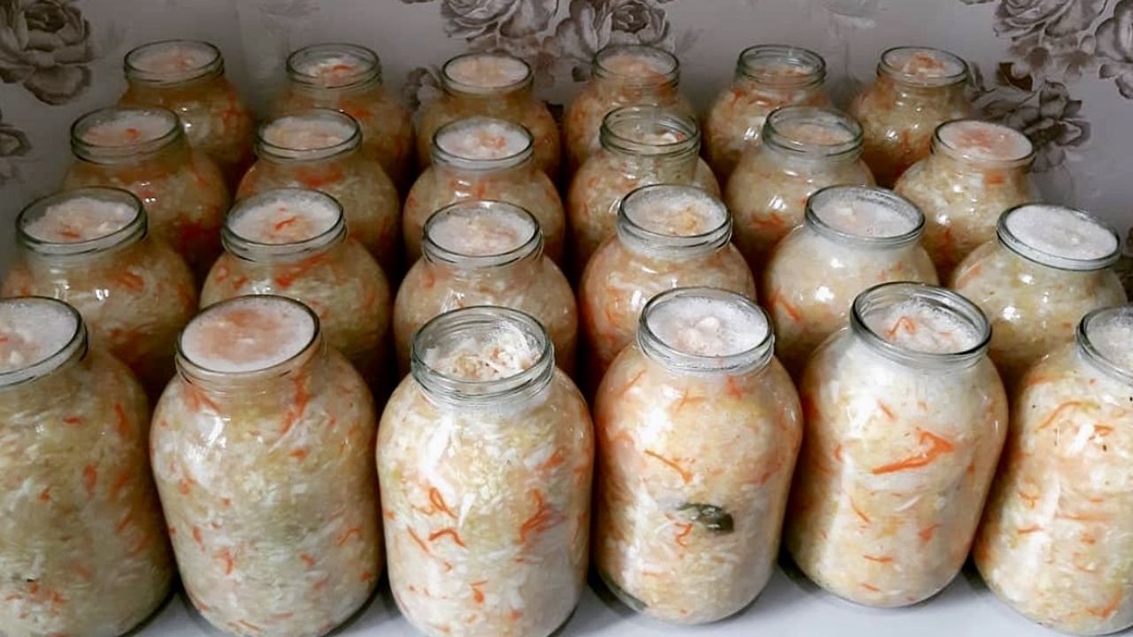 Квашена капуста з морквою у скляних банках: секрети приготування хрумкої капусти без помилок.