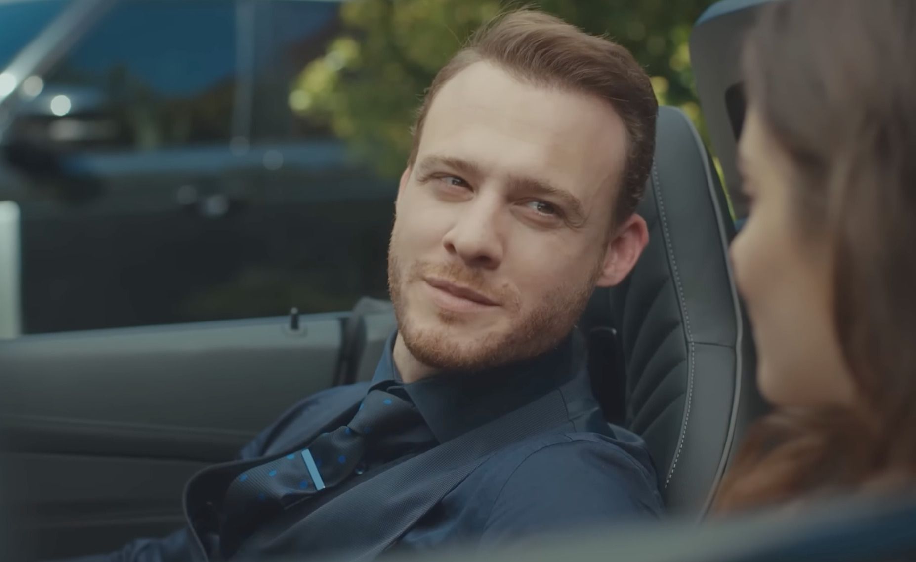 Кадр із турецького серіалу «Постукай у мої двері» з головним героєм Серканом Болатом