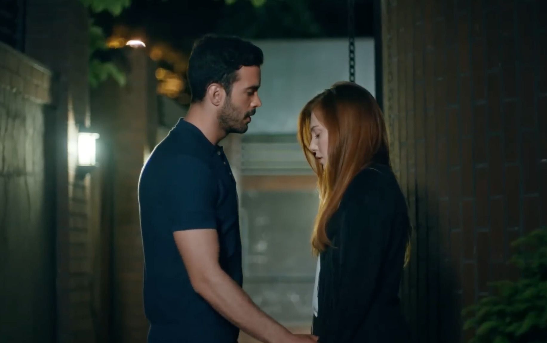 Актори Ельчин Сангу та Бариш Ардуч у ролях Дефне та Омера в турецькому серіалі «Кохання напрокат».