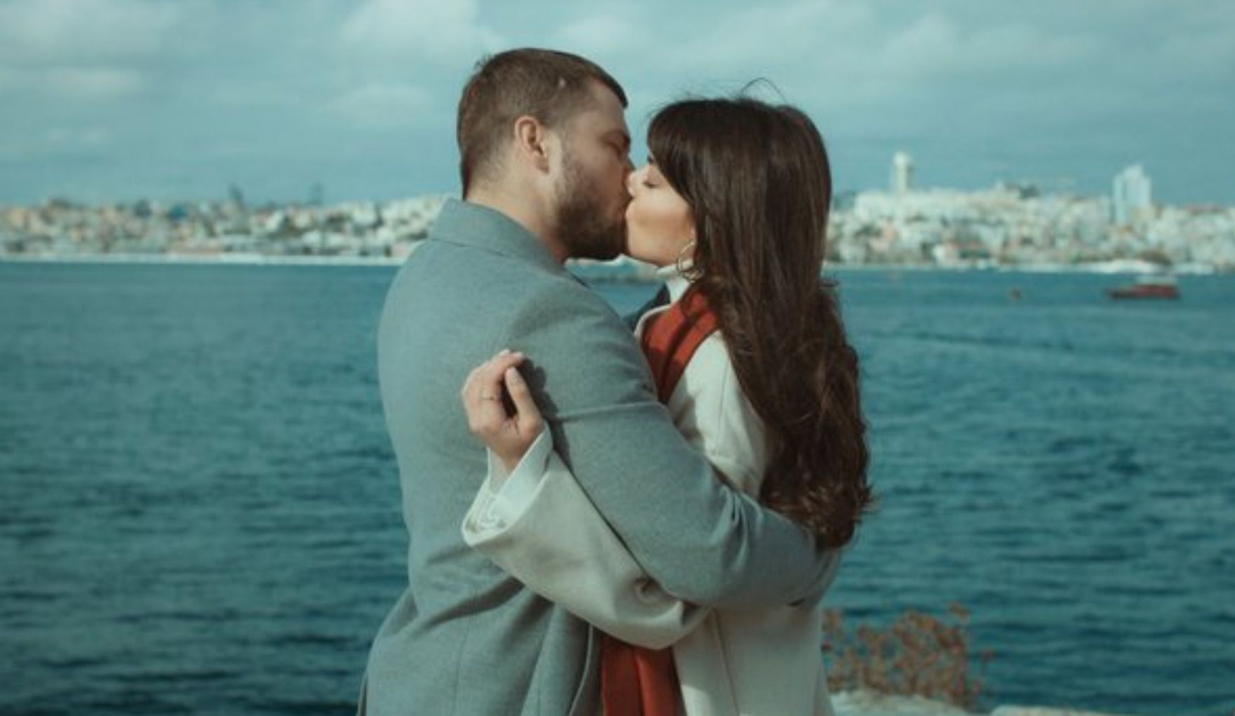 Сцена з турецького серіалу «Задирака» (Arıza) з головними героями Алі Ризою та Халіде.