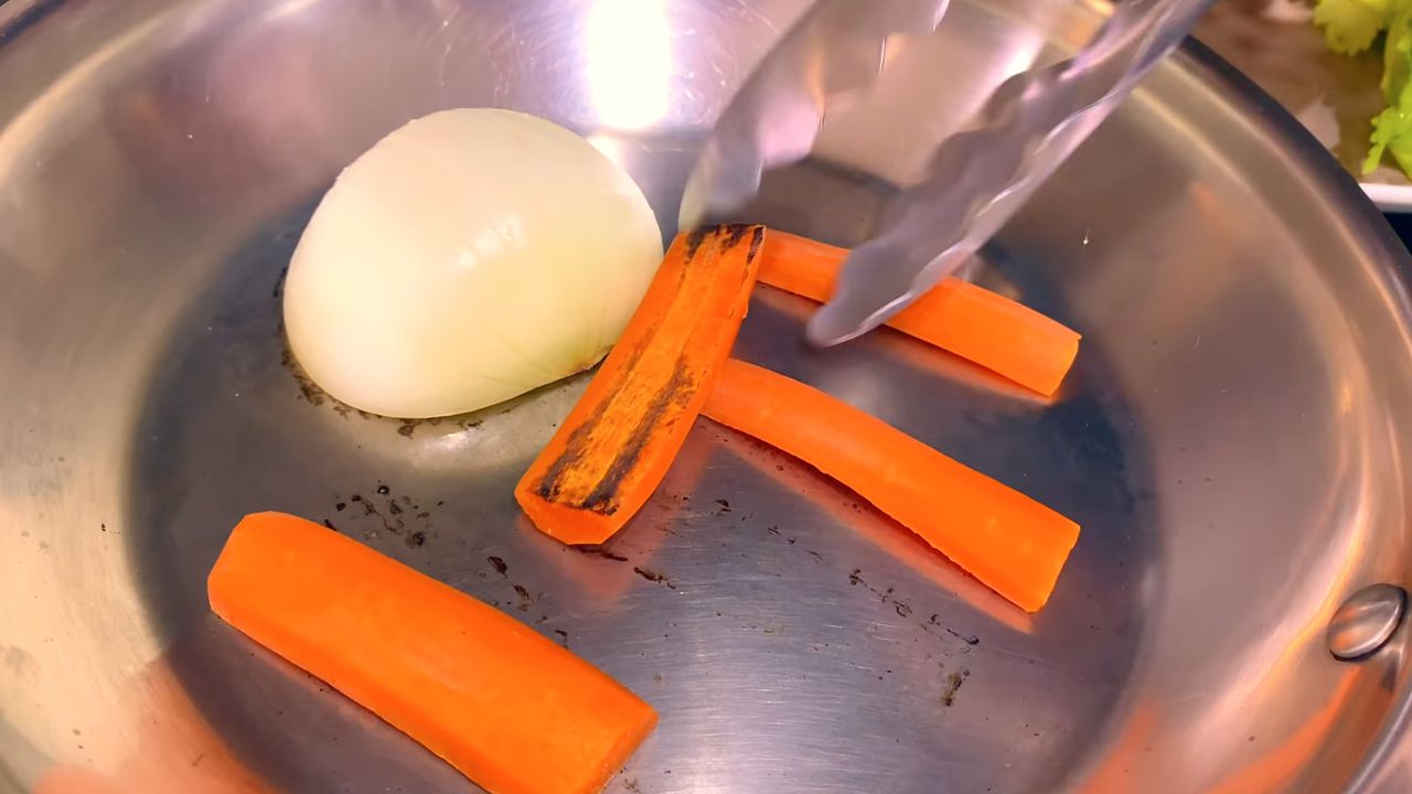 Обсмажування цибулі та моркви для смачного курячого бульйону.