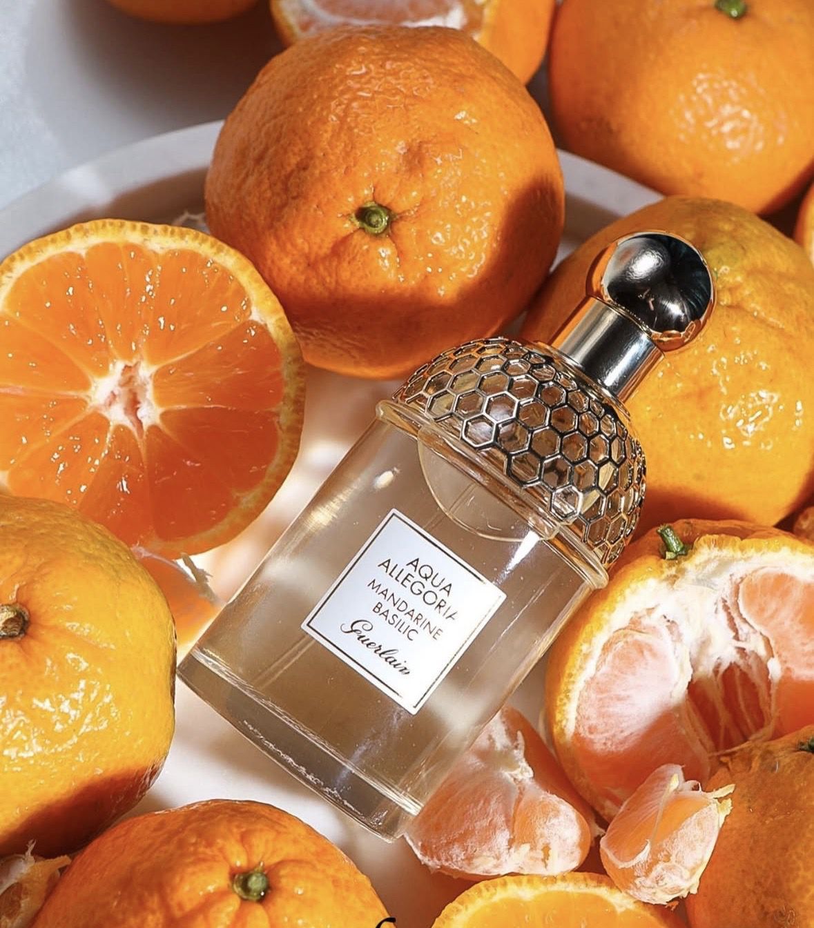 Парфуми Guerlain Aqua Allegoria Mandarine Basilic серед мандаринів — ідея святкового аромату на Новий рік
