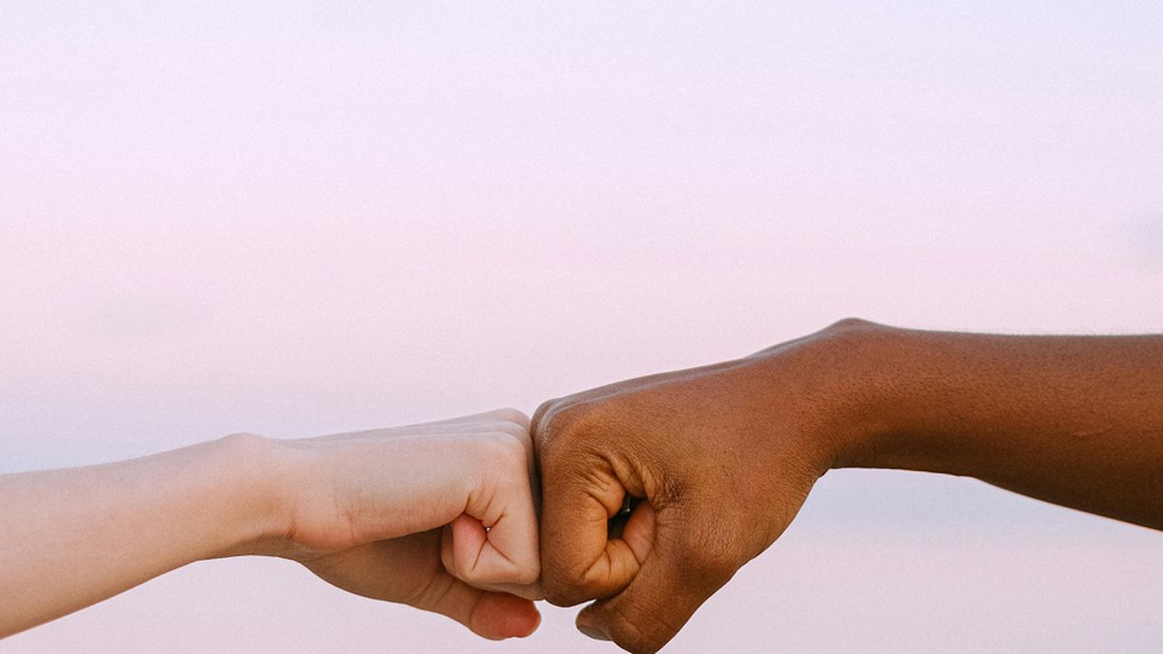 Жест підтримки кулак об кулак як символ позитивного мислення та впевненості у подоланні труднощів.