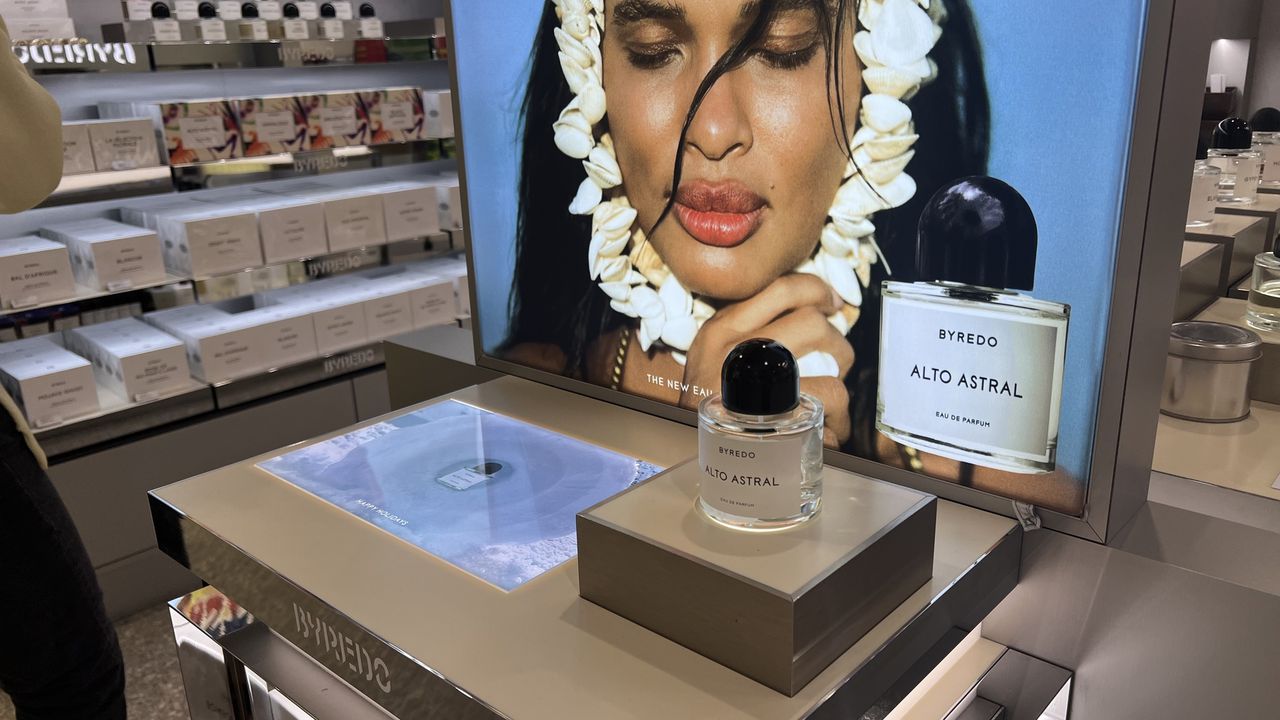 Парфуми на вітрині магазину.