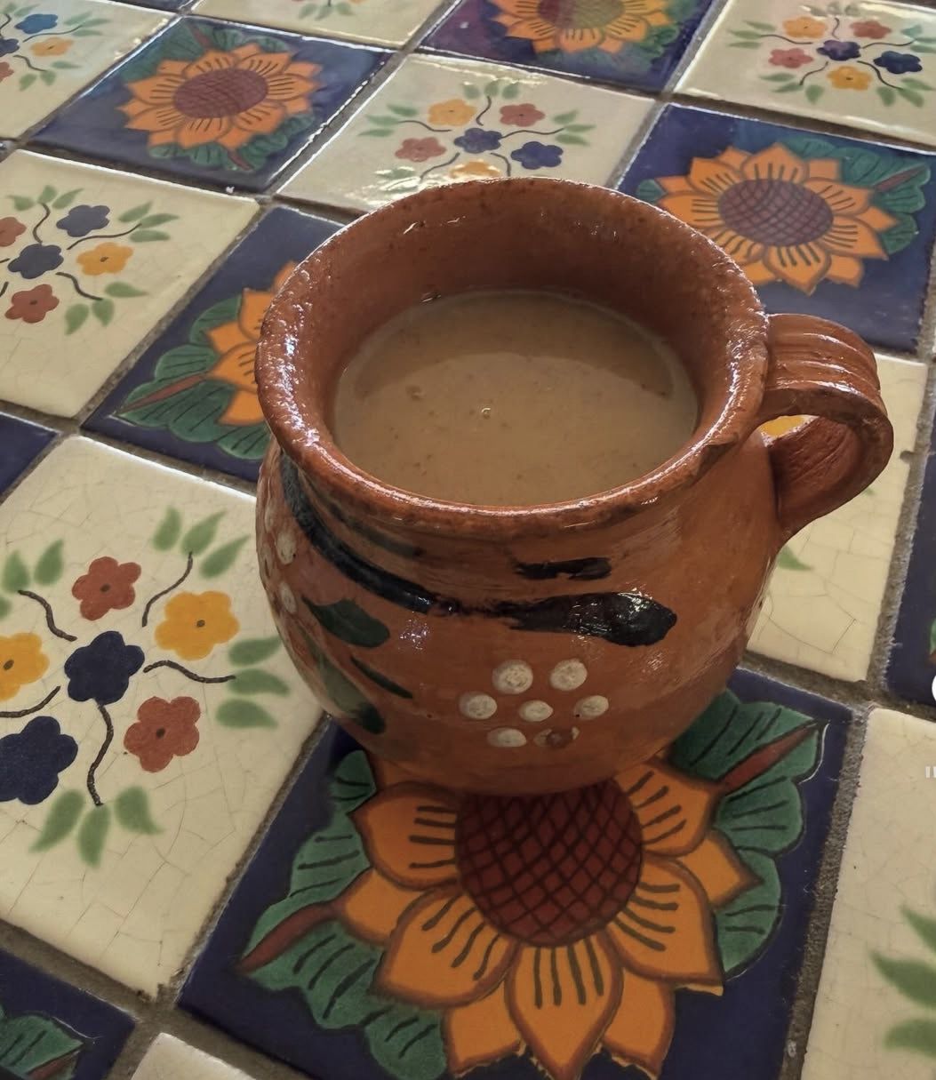 Мексиканський атоле в автентичній глиняній чашці.