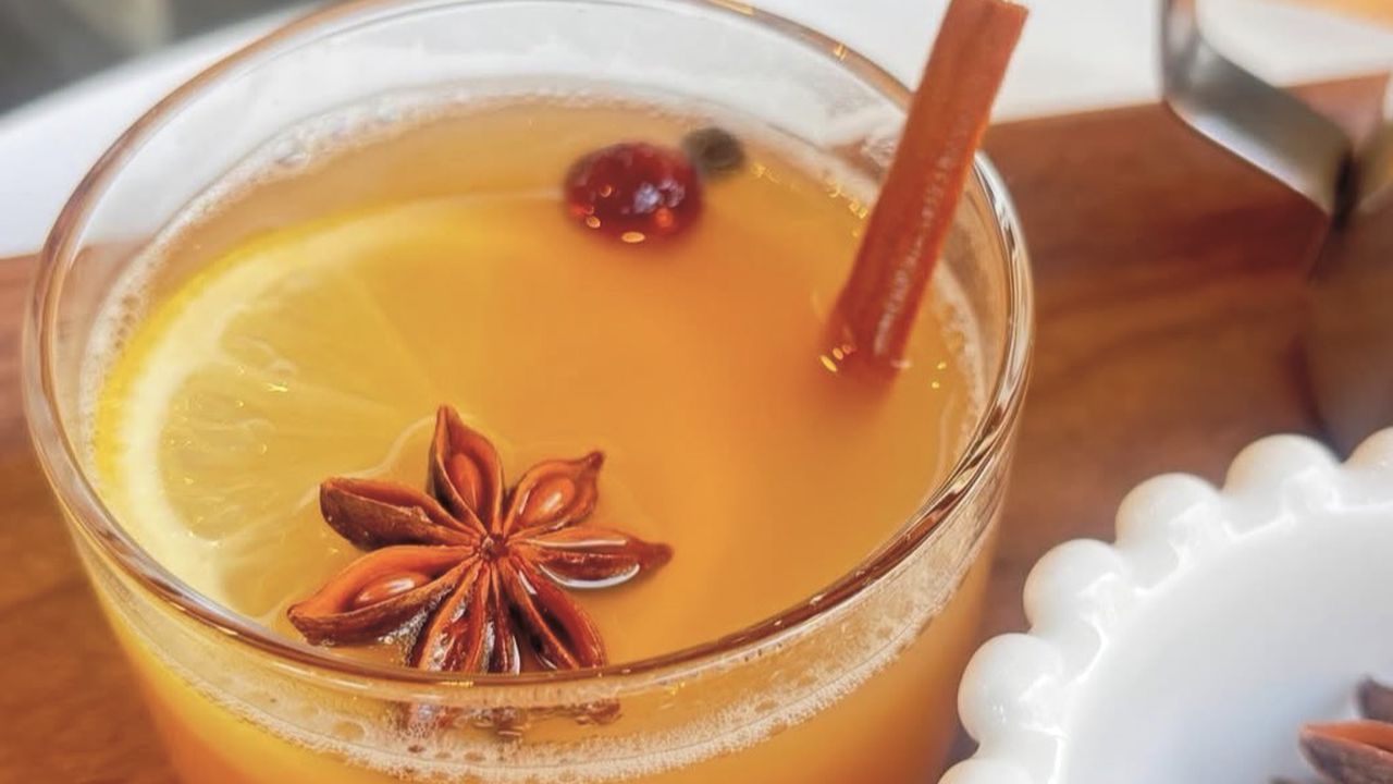 Гарячий яблучний сидр зі спеціями.