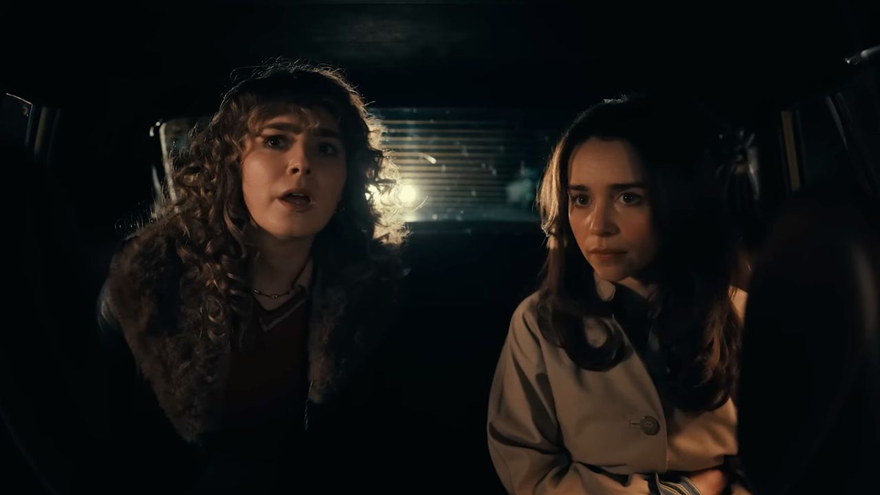 Дві жінки в автомобілі вночі — кадр із серіалу Поні