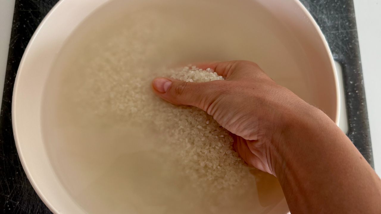 Процес промивання білого рису у воді перед варінням за японським рецептом