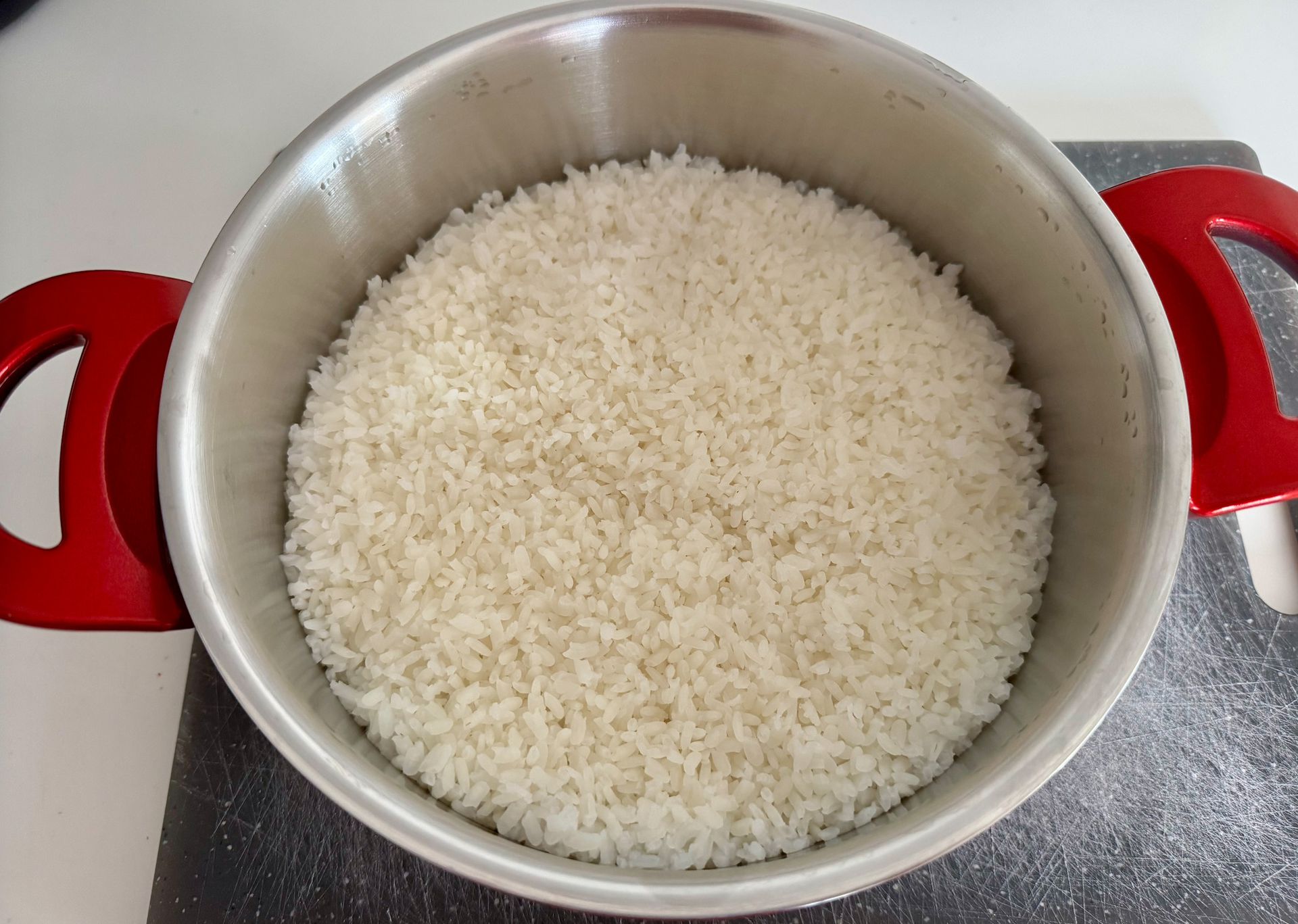 Готовий варений рис у каструлі, приготовлений за японським рецептом.