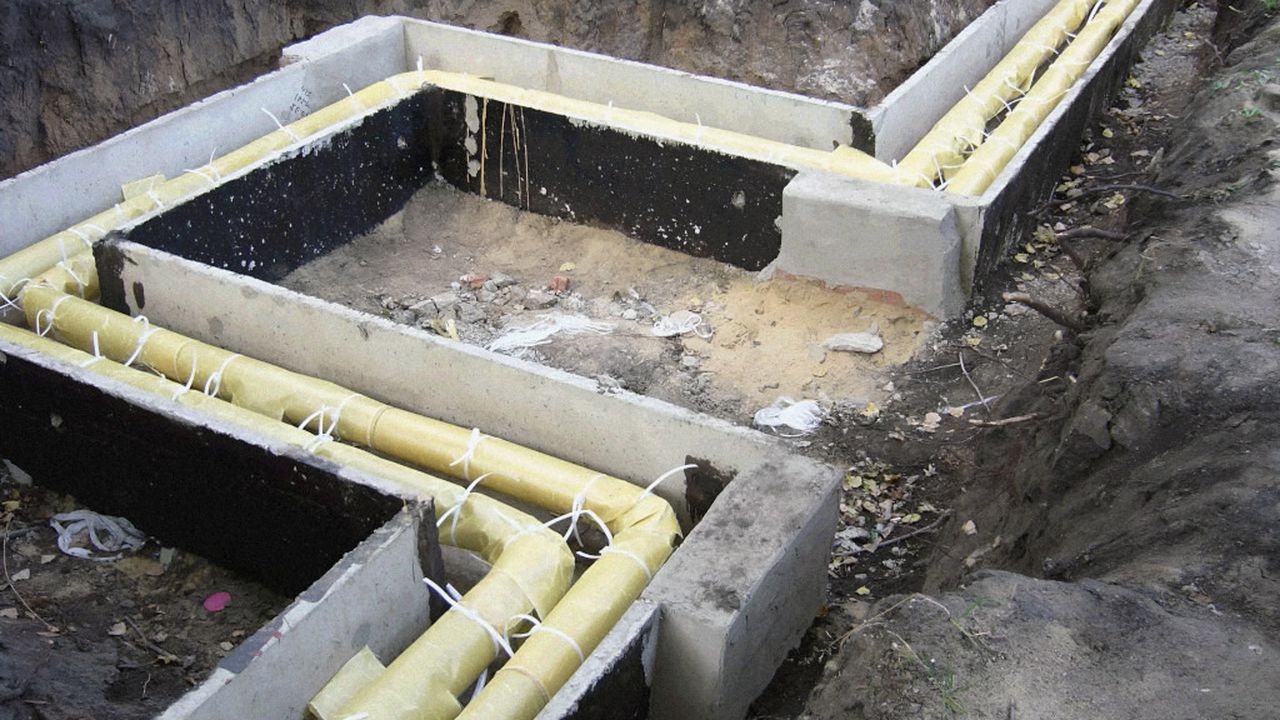 Прокладання трубопроводу в ізоляції зигзагом у бетонному каналі для компенсації теплового розширення труб.