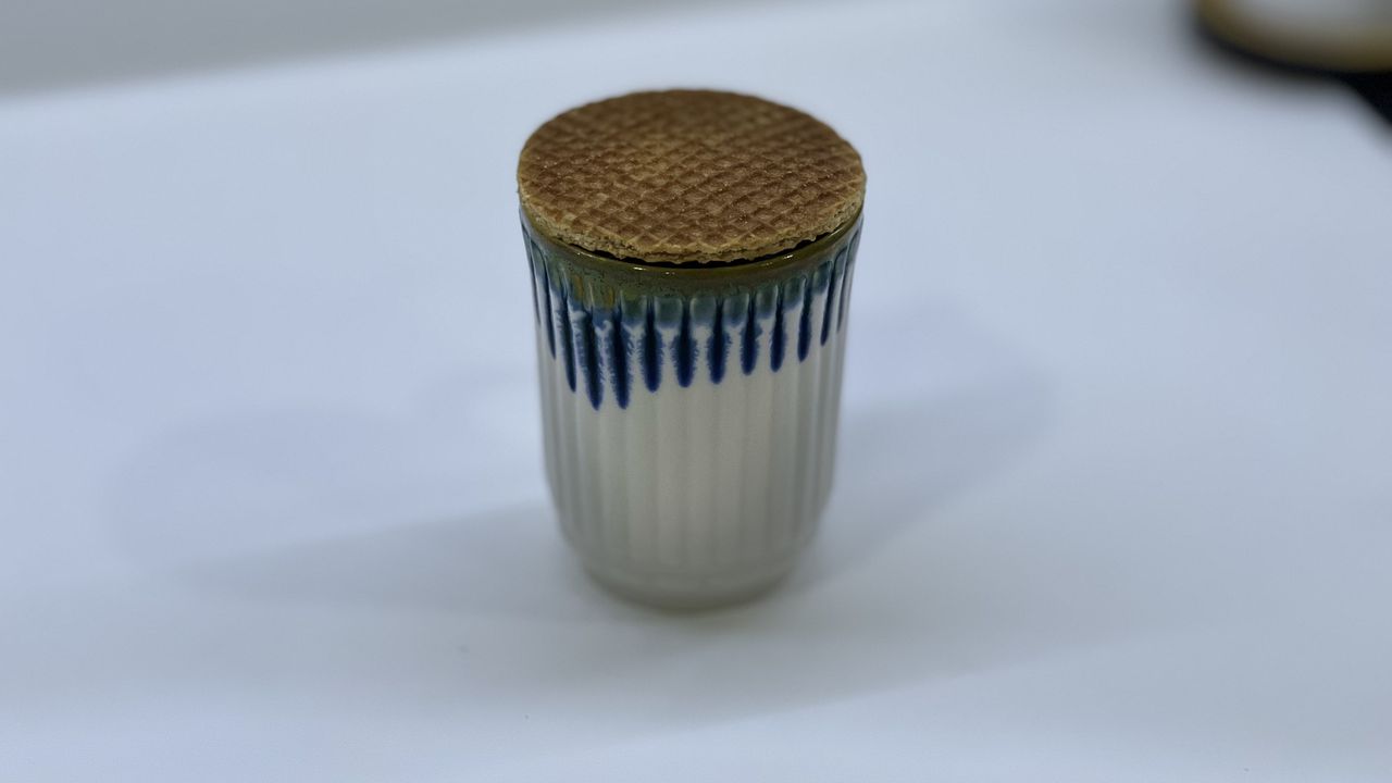 Традиційний спосіб, як правильно їсти голландські вафлі (стропвафлі), розігріваючи їх на чашці з гарячим напоєм.