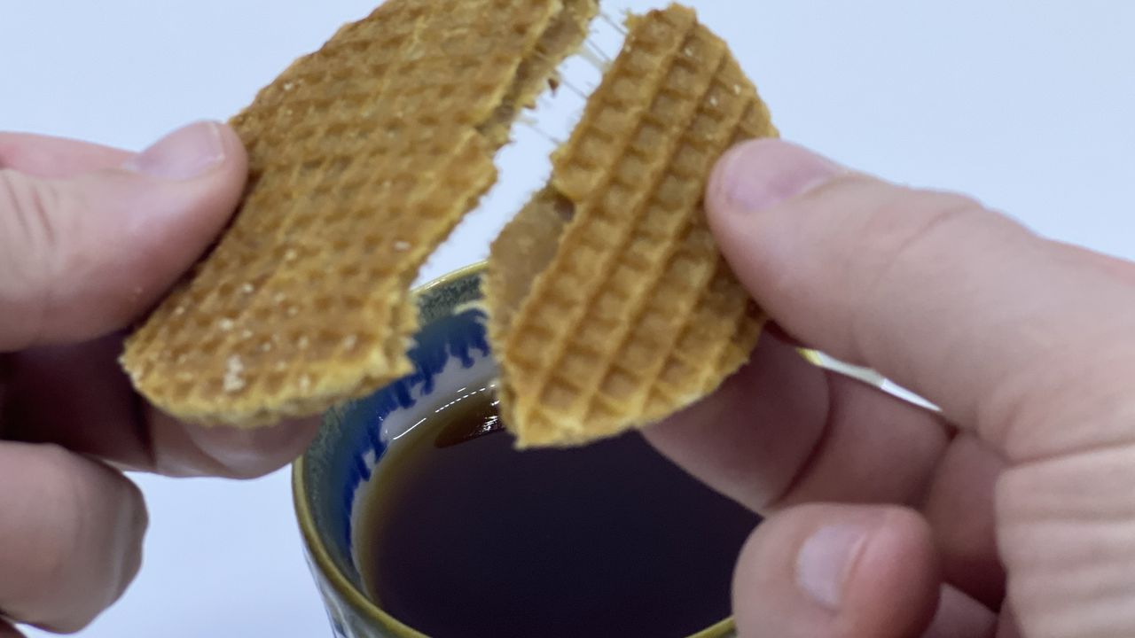 Голландські вафлі з тягучою карамеллю над чашкою гарячого напою: як правильно їсти стропвафлі.