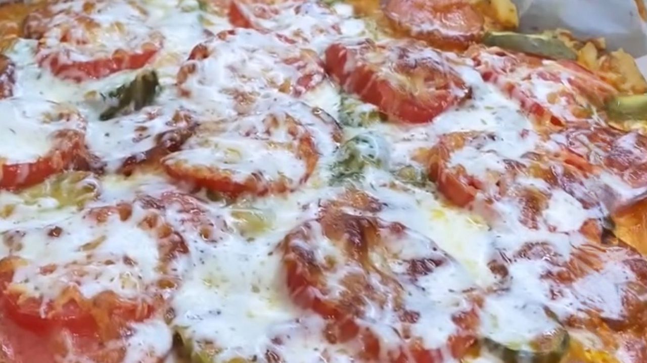 Піцца з пельменного тіста.