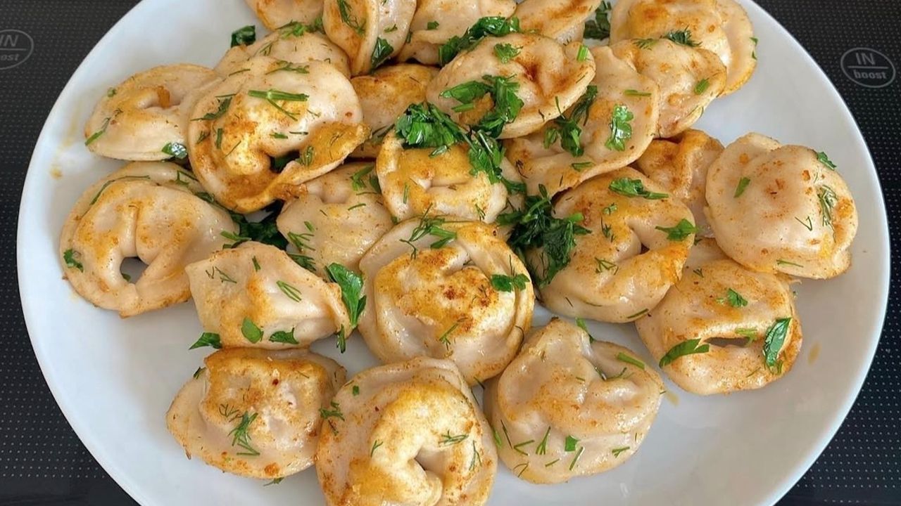 Смажені пельмені на тарілці.