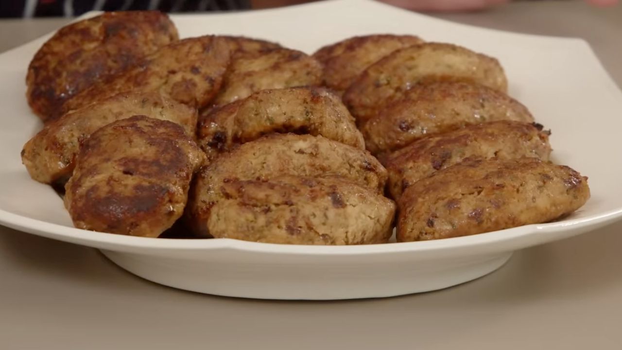 Смажені м'ясні котлети на тарілці — поради щодо правильного приготування котлет без помилок.