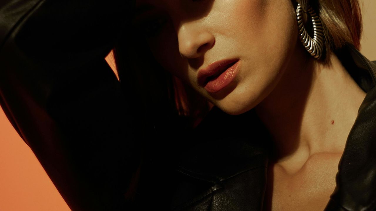 Жінка зі стриманим виразом обличчя.