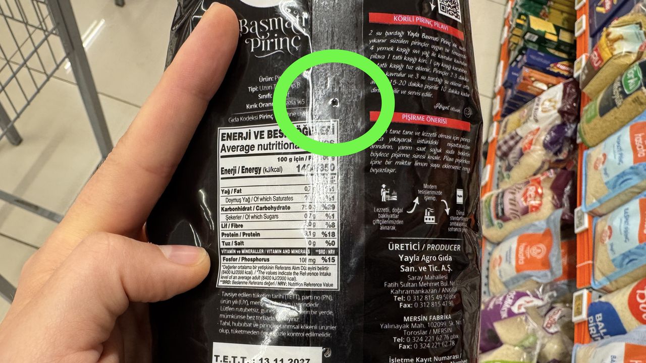 Маленька дірочка на упаковці з крупою, виділена зеленим колом.