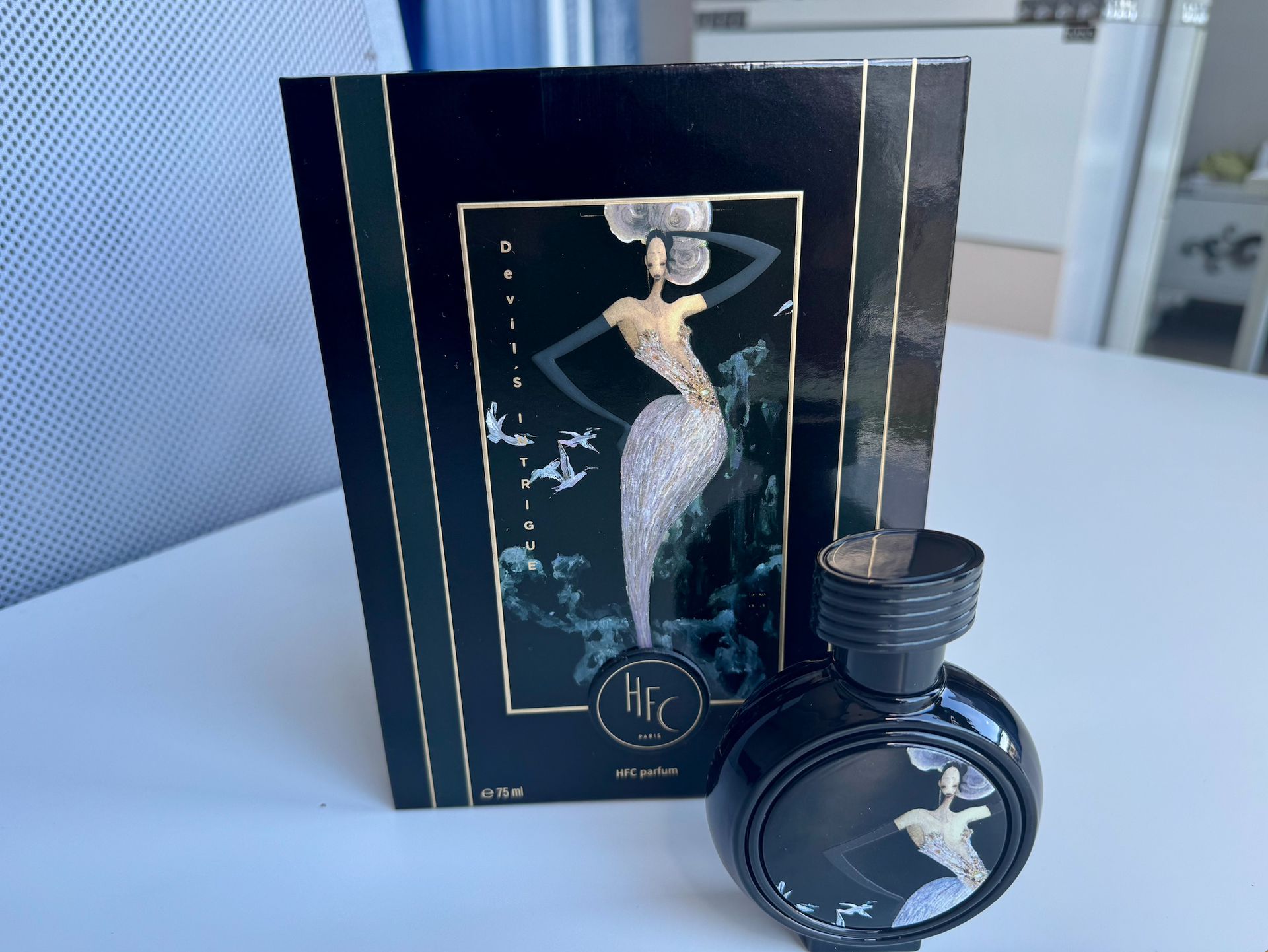 Парфум Devils Intrigue від HFC — коробка та флакон.