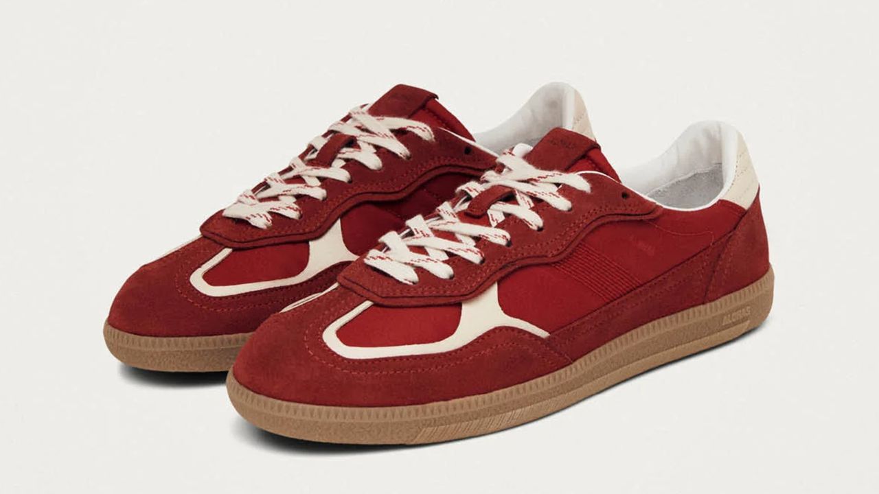 Насичені червоні кросівки на гумовій підошві — хіт моди 2026.