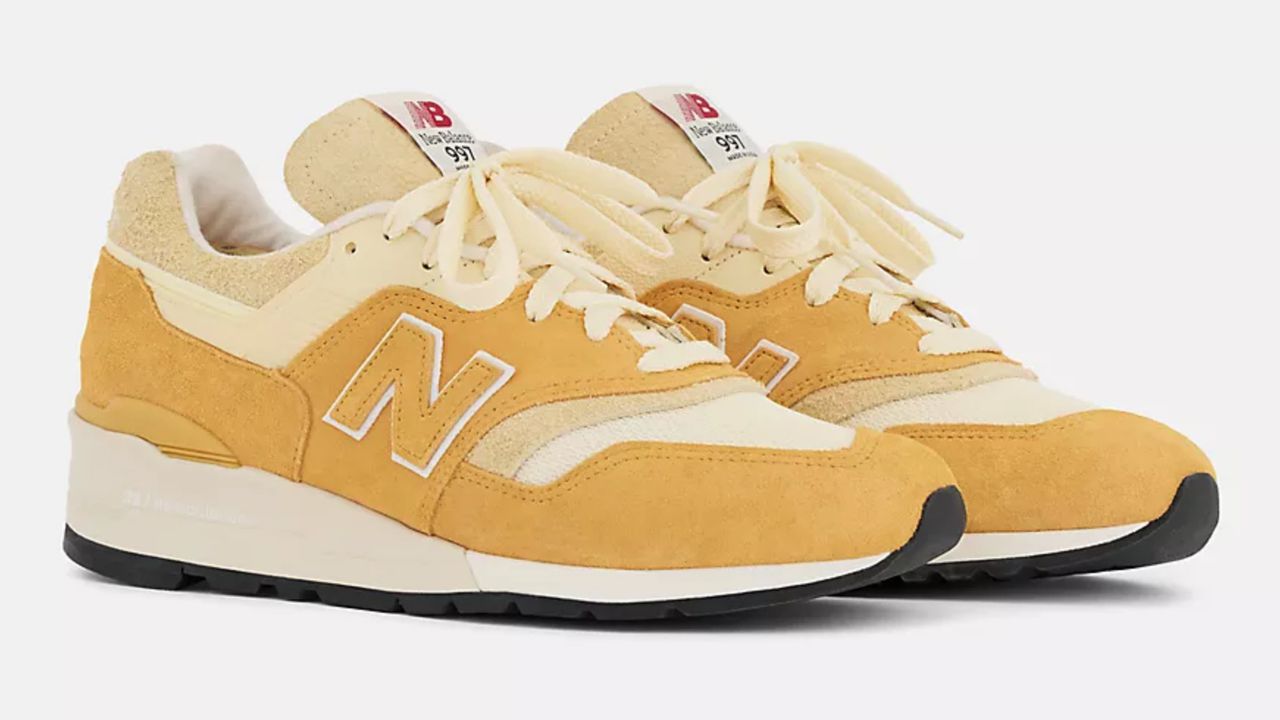 Актуальні жовті кросівки, один із головних кольорових трендів взуття 2026 року.