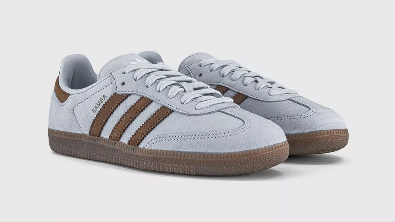 Стильні блакитні кросівки з коричневими смугами — трендовий колір взуття 2026.