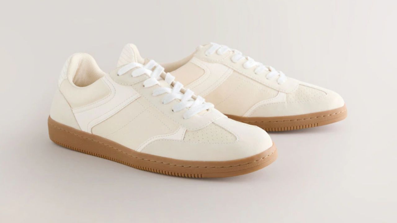 Кремові та бежеві кросівки замість чисто білих: головний тренд 2026 року.
