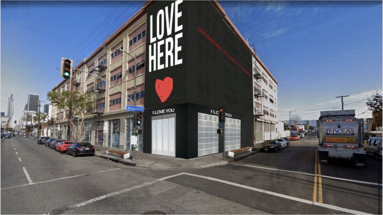 Ресторан I Love You з написом LOVE HERE на фасаді — благодійний заклад від відомого актора та музиканта для допомоги незаможним.