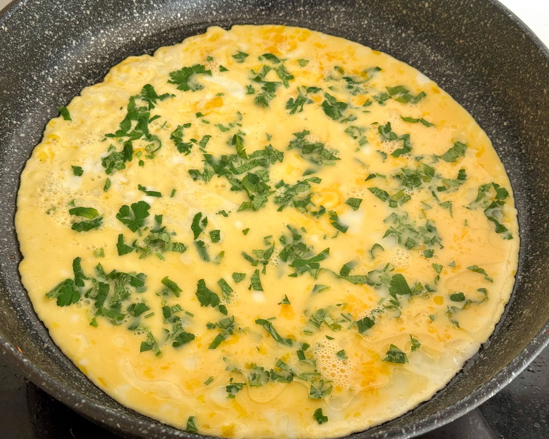 Виливаємо яєчну суміш на сковороду.